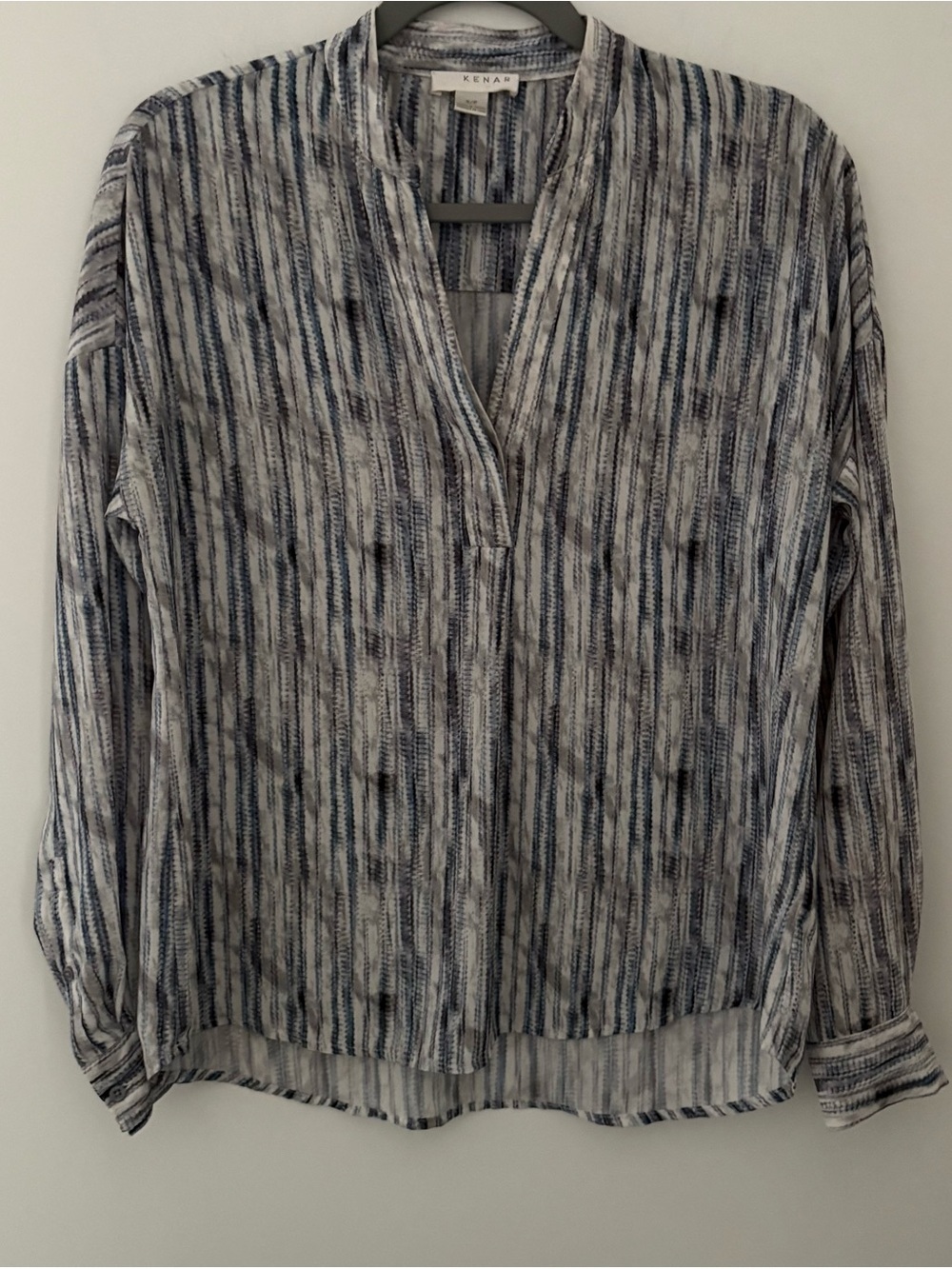 Kenar
Long Sleeve Blouse Top
Color- Blue / White / Black
Size-Small V Neck